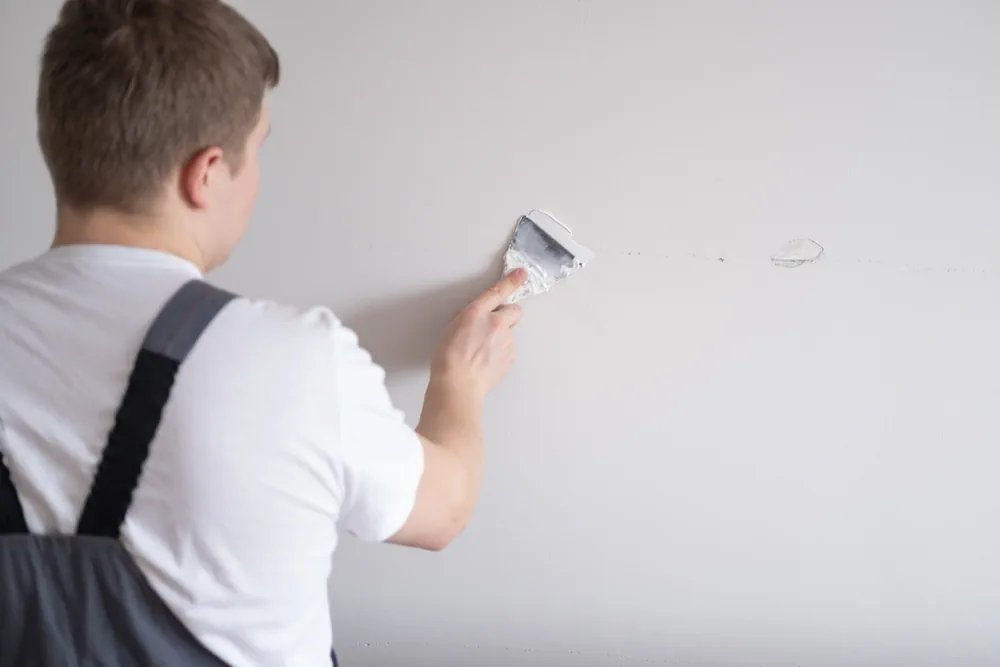 Facharbeiter führt Reparaturen in einer alten Wohnung durch